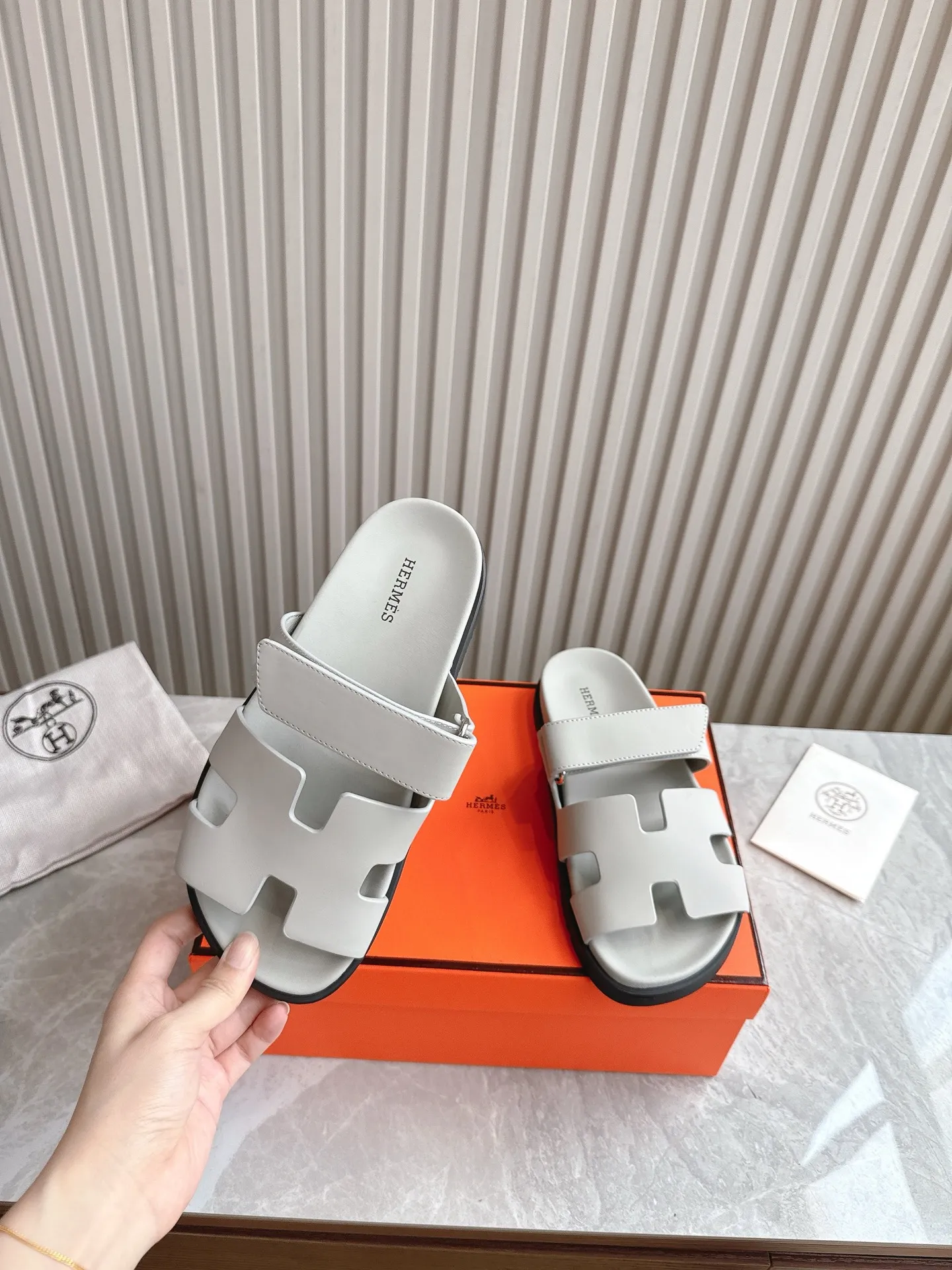p480🐮🐮Couple model (top version) H family 2024 spring and summer new style HERMES Hermes' recently popular couple model pig nose angle sandals and slippers, paired with various colorful socks, popular. Upper: imported original deerskin (the genuine leather edging is not ordinary super migration). Lining: imported genuine leather. Outsole: Tpu non-slip and wear-resistant outsole. Size: Female 35-42 (40/42 non-returnable and non-exchangeable) Male size: 39-45 (45 non-refundable and non-exchangeable)